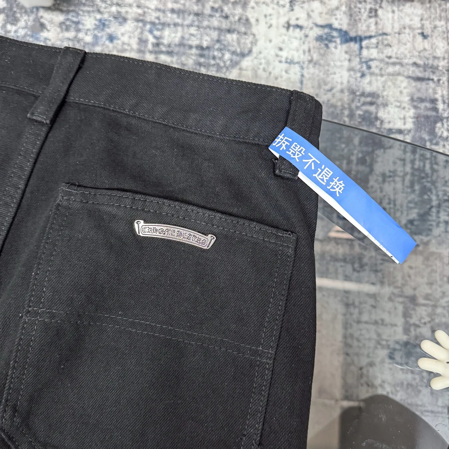 P260 Chrome Hearts Chrome Hearts black multi-element graffiti overalls Chrome Hearts clothing creative director Mattyboy Mattyboy, whose real name is Matt DiGiacomo, is a graffiti artist with a non-school background. He started to serve as the creative director of the Chrome Hearts clothing series in 2018. Since then, Chrome Hearts, which has been injected with young blood, has become popular again. Popular clothing and leather goods, especially the vintage trousers modified product line, must be pre-ordered in stores around the world. Especially patterns like Checker Ball, Checker Eyes and Smiling Lips. The fictional record company logo "SexRecords" often appears in his works, forming his unique style. "I hate humanity, but I love art. Before the end of my life, I just want to do my best to create." ----Matty Boy Mattyboy and vrigil Abloh are also very close. They are both ICONs who bring street culture into luxury accessories. Via.MattyBoy90 (IG) Size: 28/30/32/34/36 Waist: 69/74/79/84/89 Knee circumference: 50/51.5/53/54.5/56 Pants length: 102/104/106/108/110